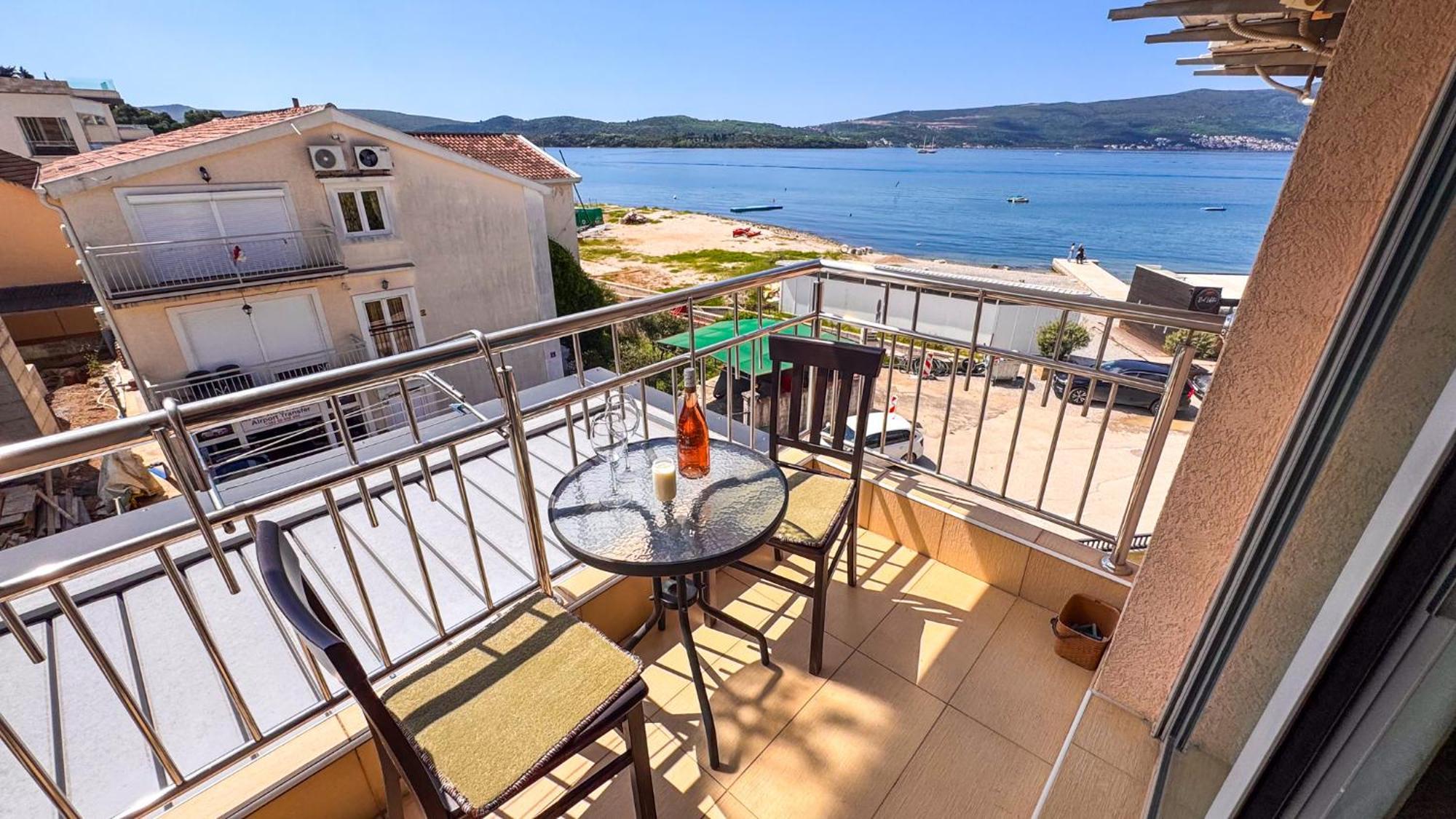 Qumi Apartments Tivat Luaran gambar
