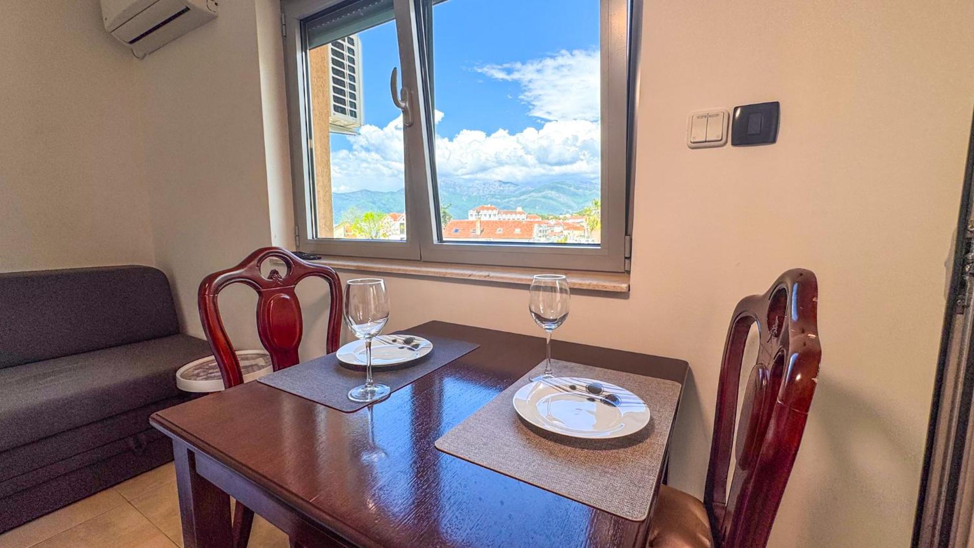 Qumi Apartments Tivat Luaran gambar