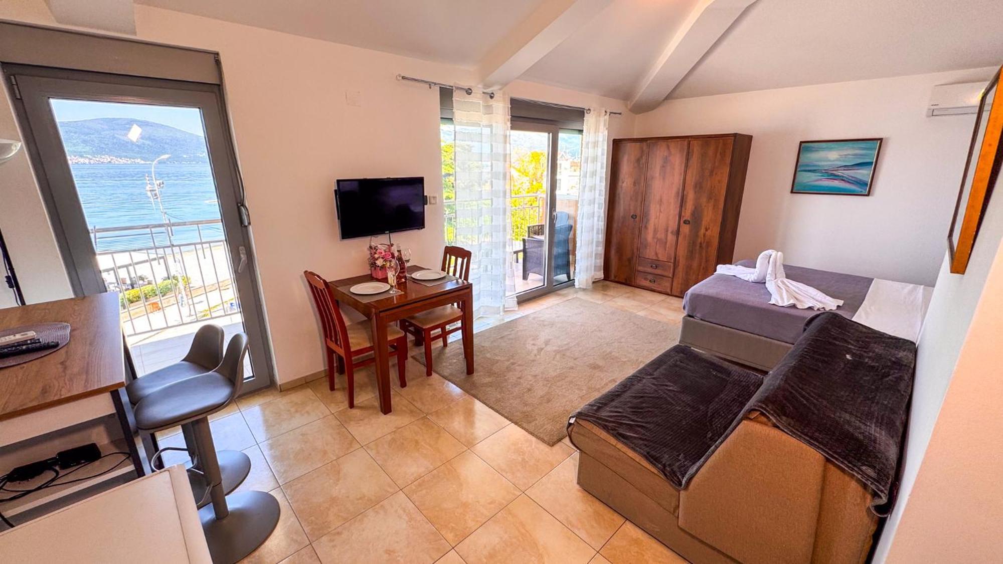 Qumi Apartments Tivat Luaran gambar