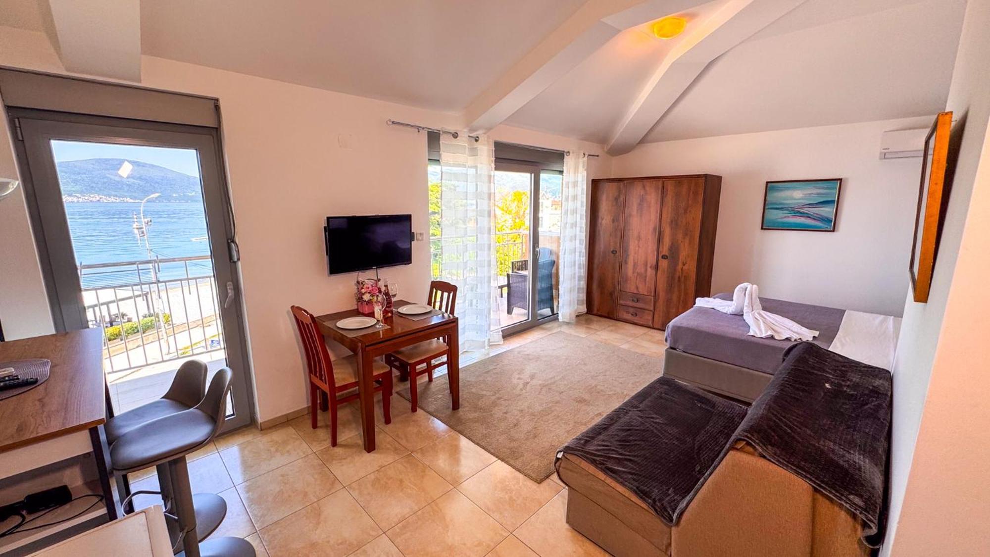 Qumi Apartments Tivat Luaran gambar
