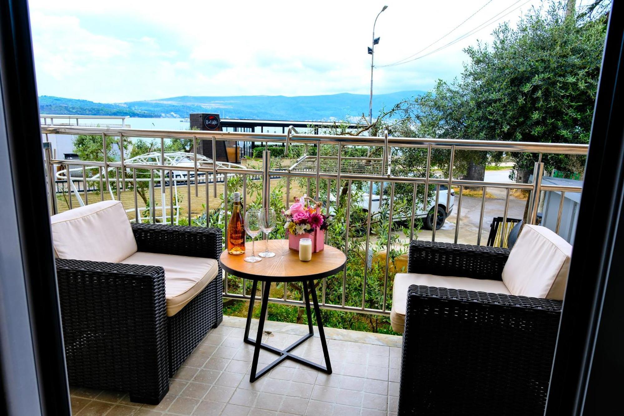 Qumi Apartments Tivat Luaran gambar