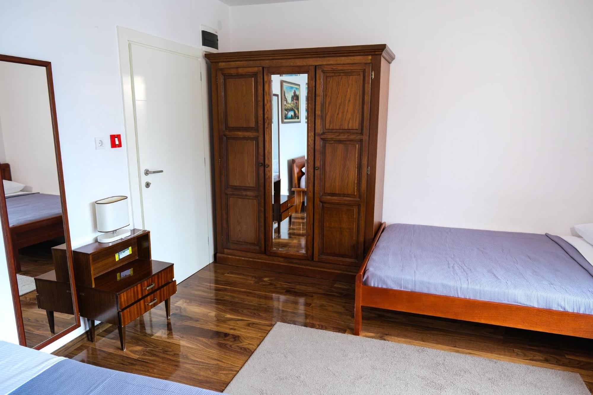 Qumi Apartments Tivat Luaran gambar