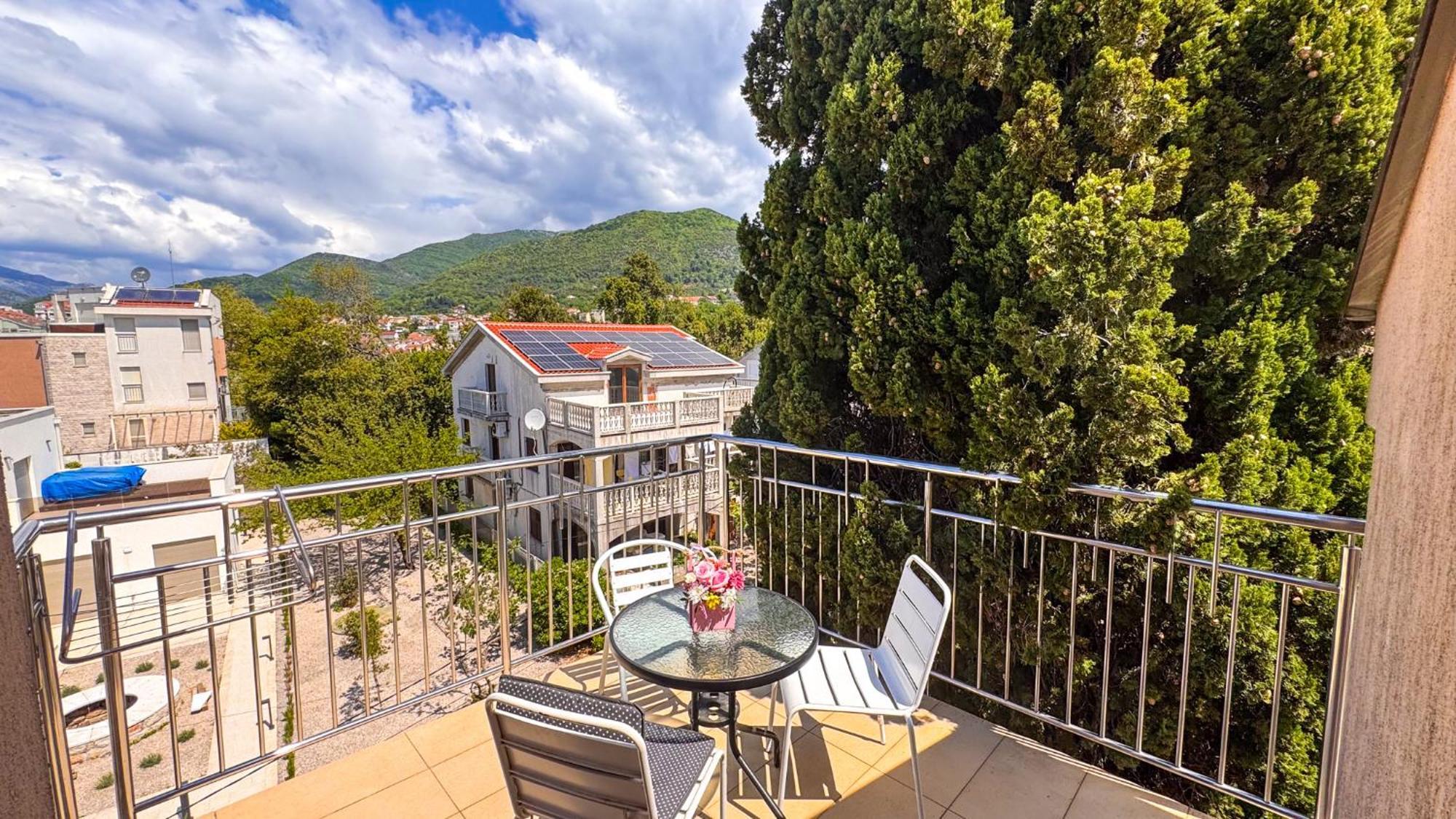 Qumi Apartments Tivat Luaran gambar