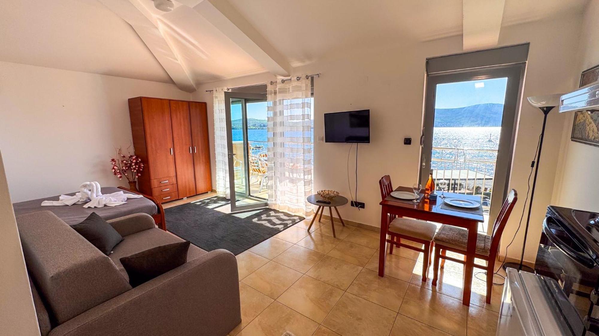 Qumi Apartments Tivat Luaran gambar