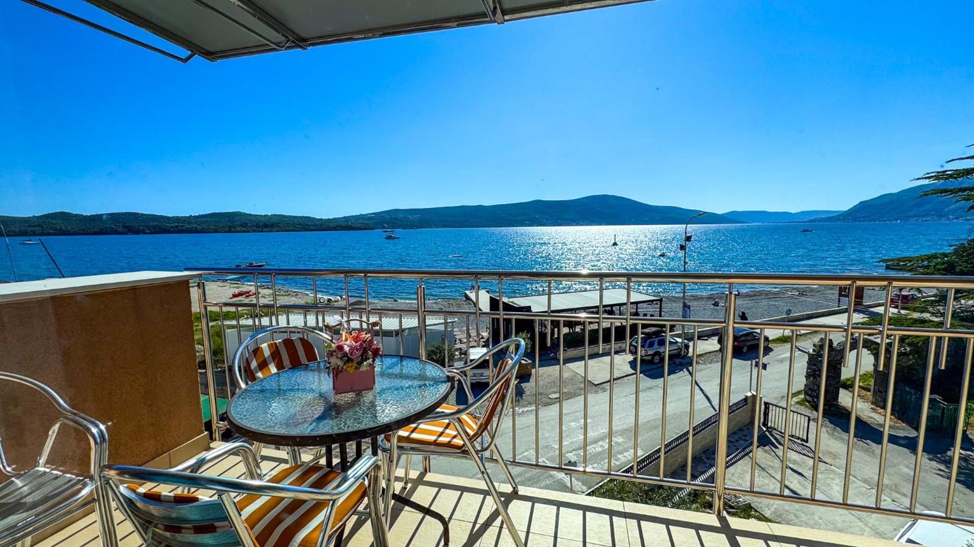 Qumi Apartments Tivat Luaran gambar