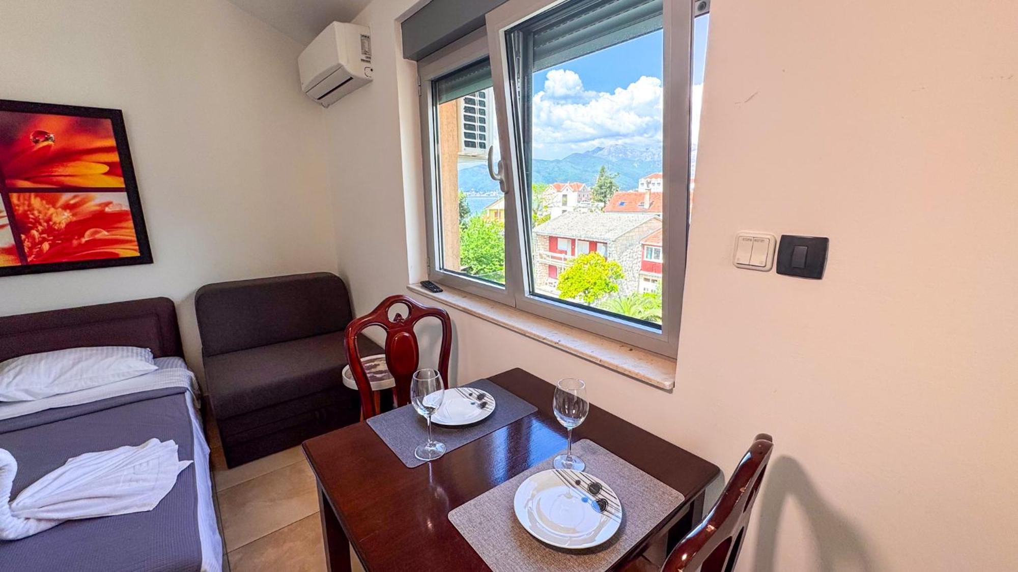 Qumi Apartments Tivat Luaran gambar