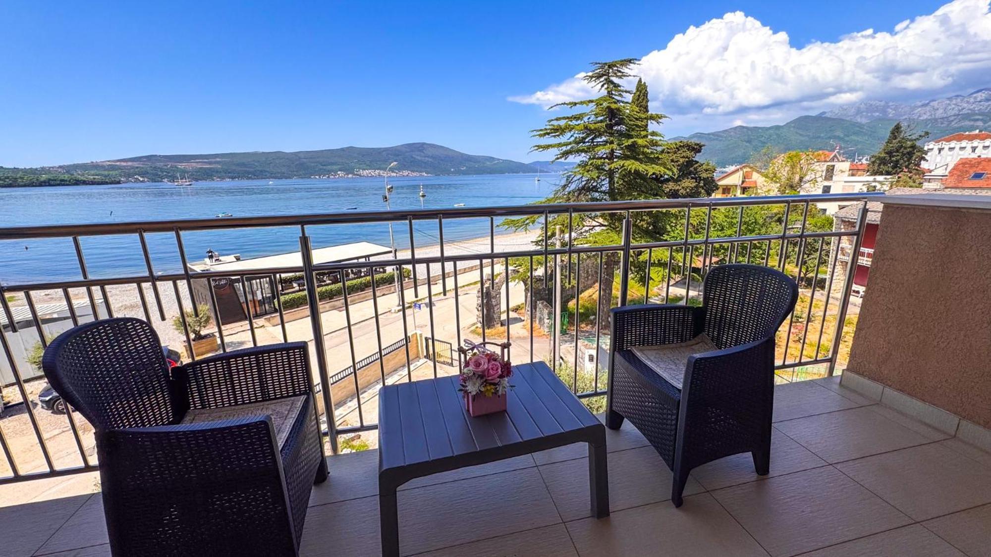 Qumi Apartments Tivat Luaran gambar
