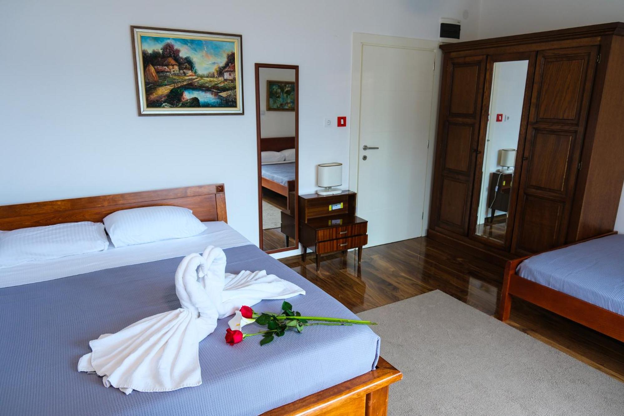 Qumi Apartments Tivat Luaran gambar