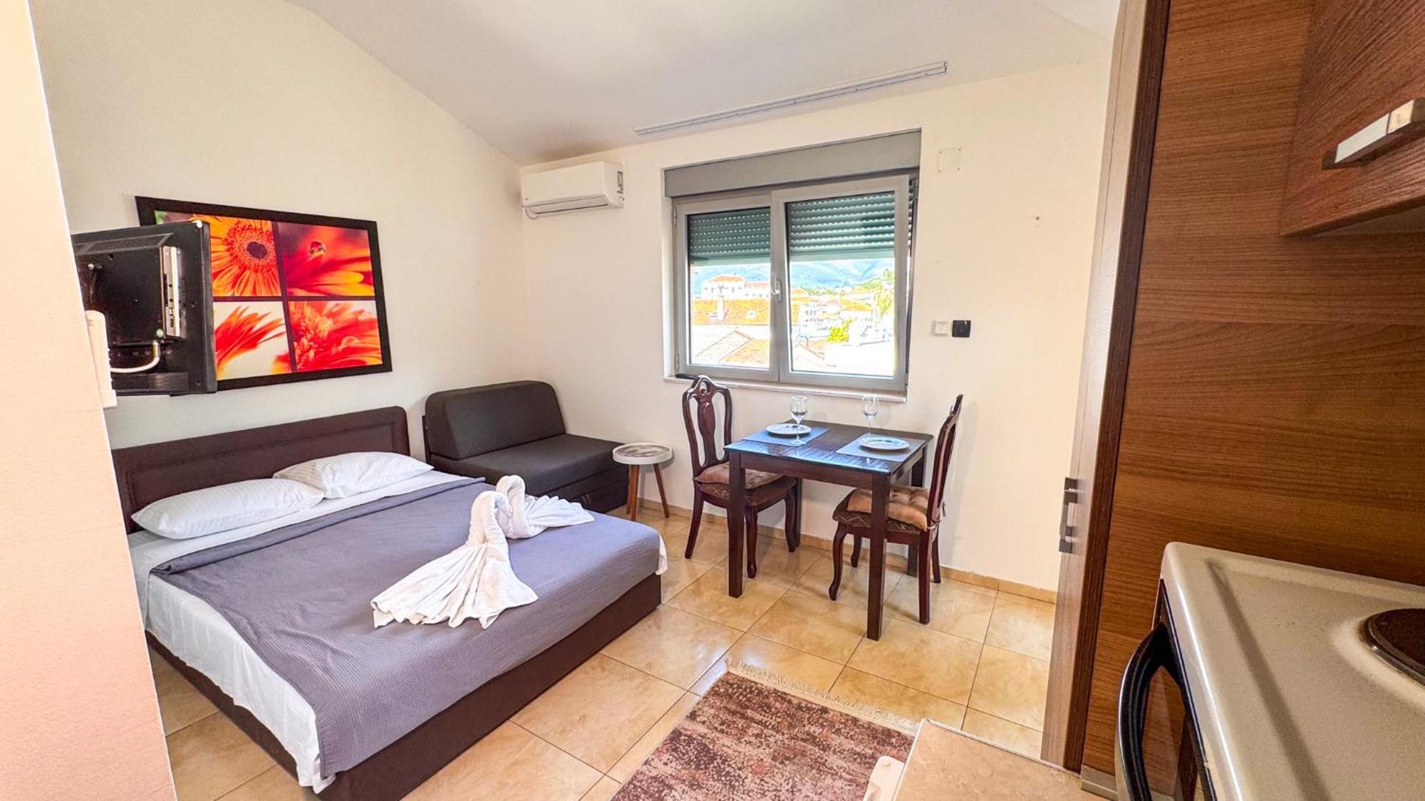 Qumi Apartments Tivat Luaran gambar